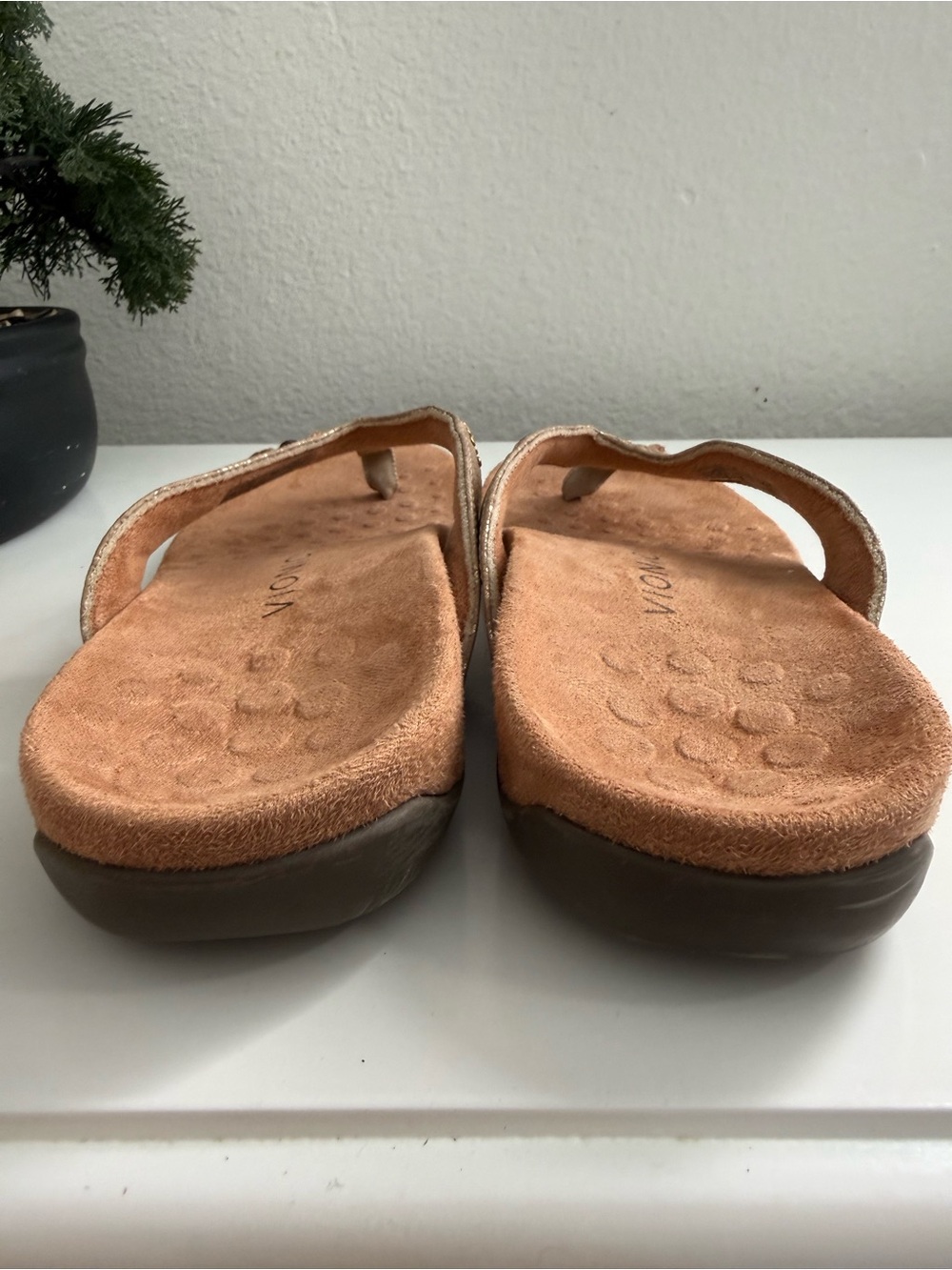 Vionic sandals Women size 9 Taupe Jeweled Thong Sandals with Amber Accents - Picture 7 of 7